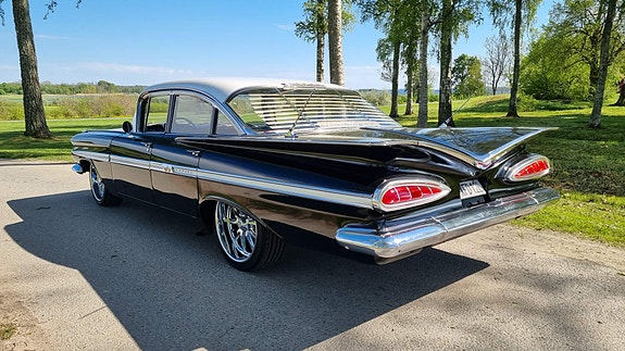 Chevrolet Impala 2 of 5