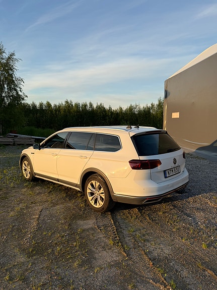 Volkswagen Passat Alltrack 2 of 4