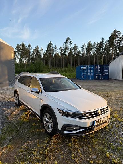 Volkswagen Passat Alltrack 3 of 4