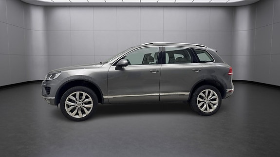Volkswagen Touareg 2 of 5