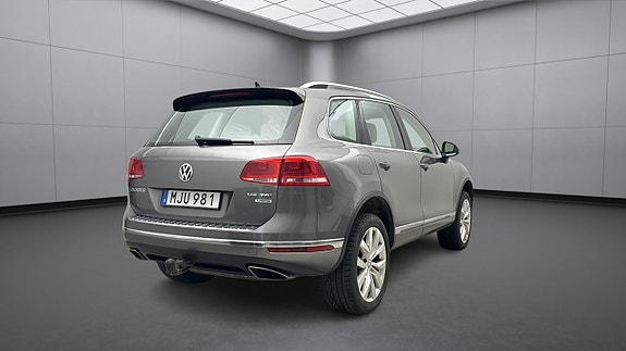 Volkswagen Touareg 3 of 5