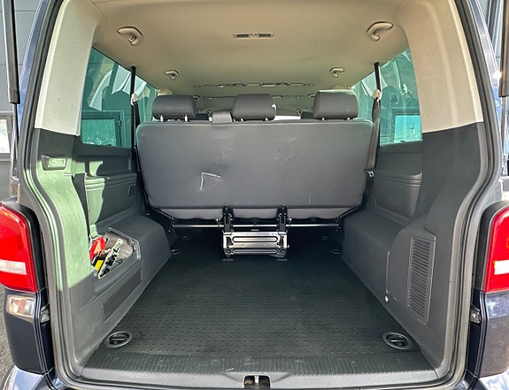 Volkswagen Caravelle 12 of 12