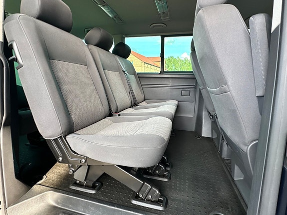 Volkswagen Caravelle 9 of 12