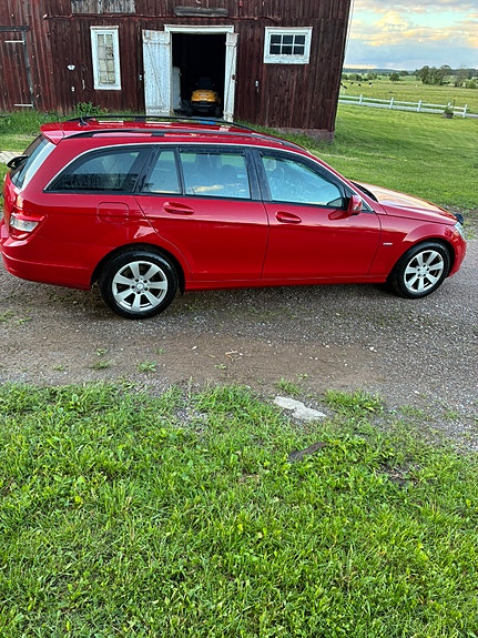 Mercedes-Benz C220 2 of 5