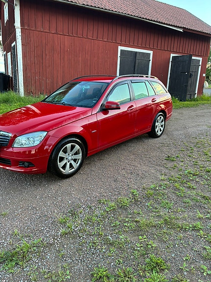 Mercedes-Benz C220 4 of 5