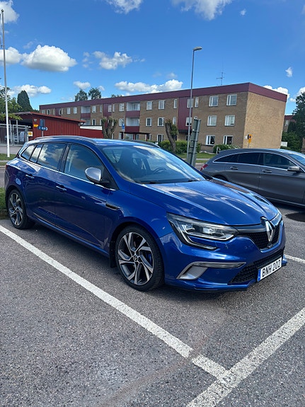 Renault Megane IV 2 of 5