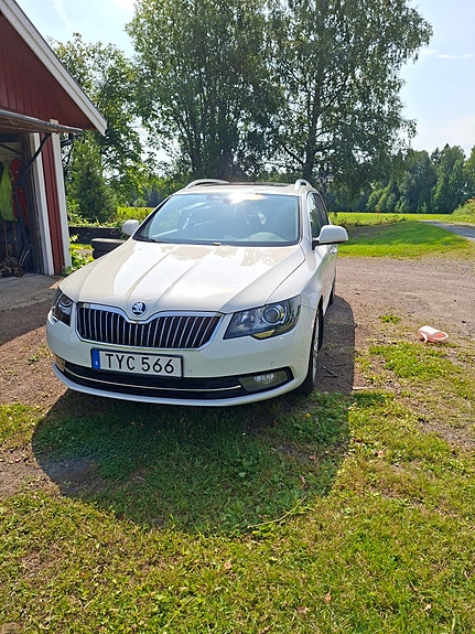 Skoda Superb 2 of 5