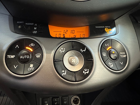 Toyota RAV4 14 of 26
