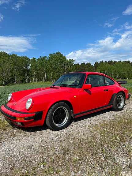 Porsche 911 Carrera 2 of 5