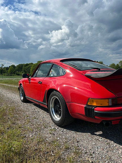 Porsche 911 Carrera 3 of 5