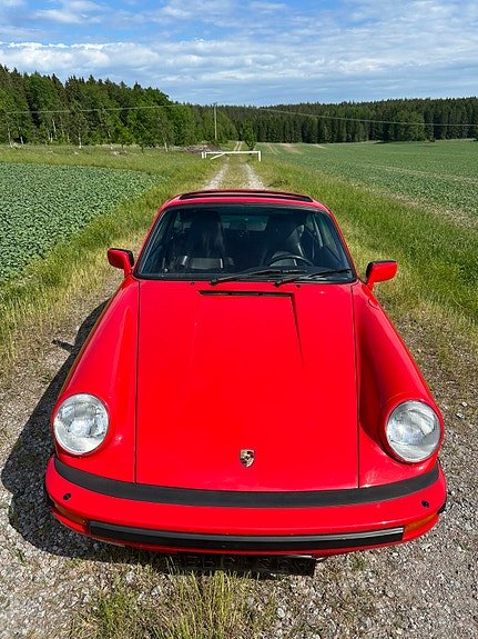 Porsche 911 Carrera 4 of 5