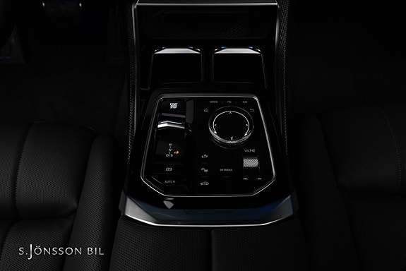 BMW M760e 24 of 27