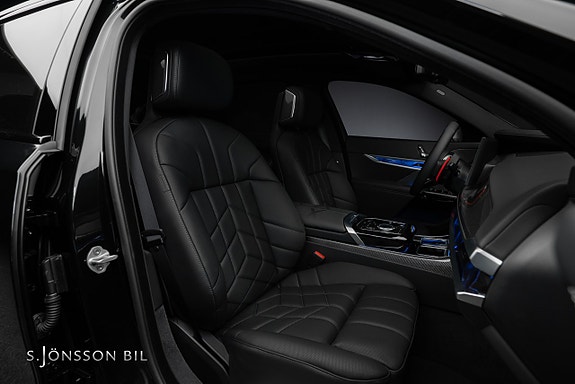 BMW M760e 19 of 27
