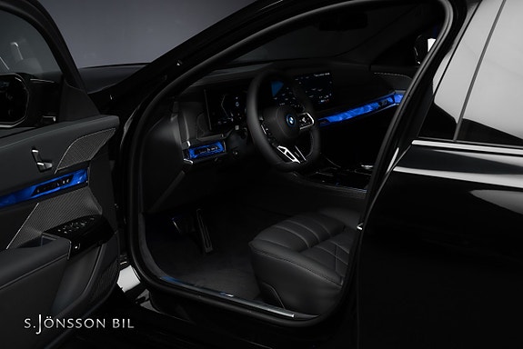 BMW M760e 13 of 27