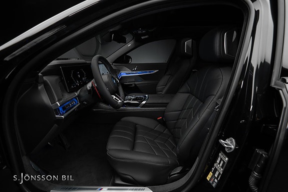 BMW M760e 20 of 27