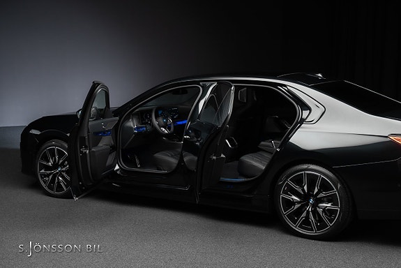 BMW M760e 12 of 27