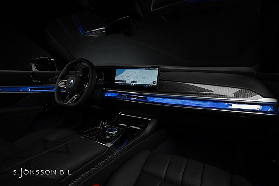 BMW M760e 25 of 27