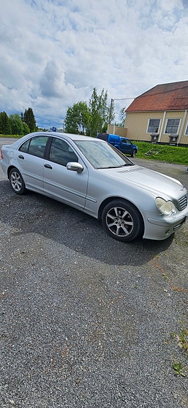 Mercedes-Benz C180 4 of 5