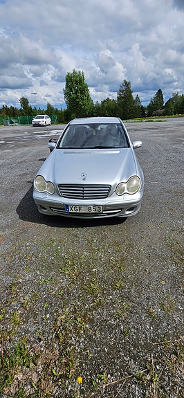Mercedes-Benz C180 2 of 5