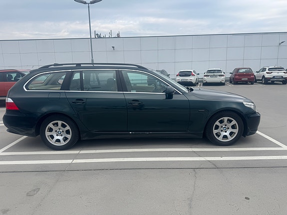 BMW 523i 3 of 5