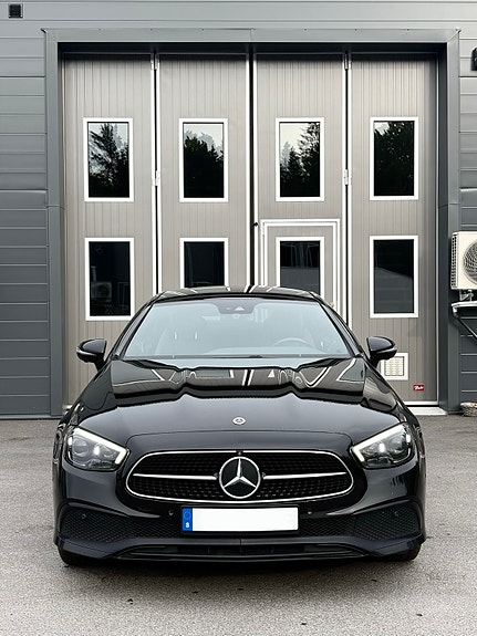 Mercedes-Benz E200 4 of 5