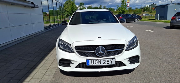 Mercedes-Benz C200 2 of 5