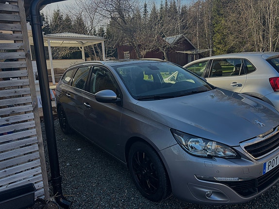 Peugeot 308 SW 2 of 4