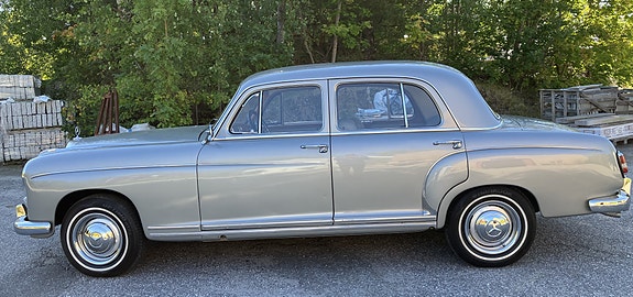 Mercedes-Benz 220 S 3 of 5