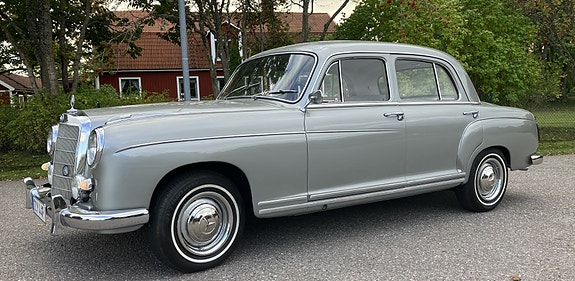 Mercedes-Benz 220 S 4 of 5