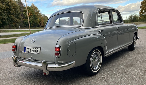 Mercedes-Benz 220 S 2 of 5