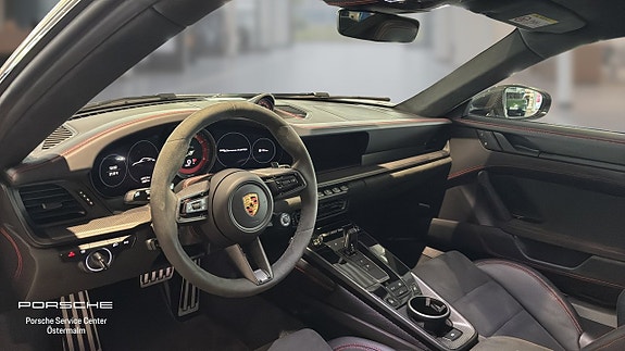 Porsche 911 Carrera 4 GTS 3 of 5