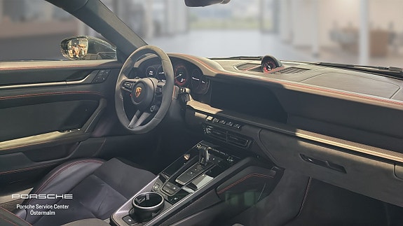 Porsche 911 Carrera 4 GTS 4 of 5
