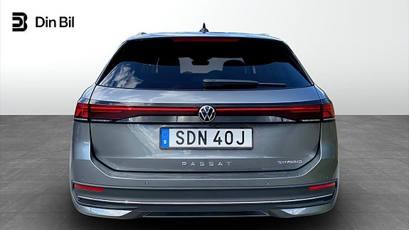Volkswagen Passat 10 of 29