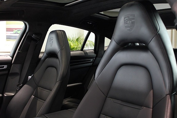 Porsche Panamera 4 4 of 5