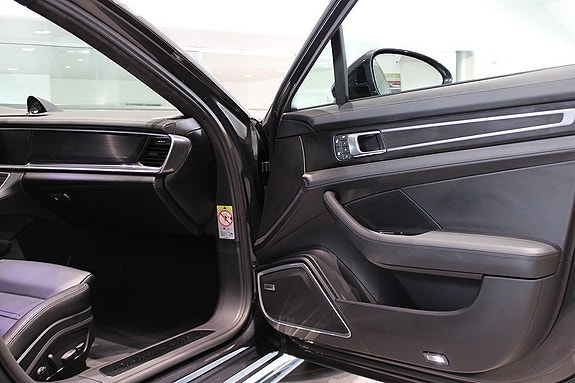 Porsche Panamera 4 5 of 5