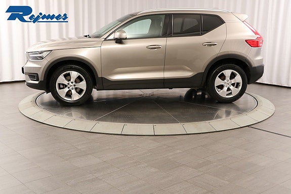 Volvo XC40 3 of 5