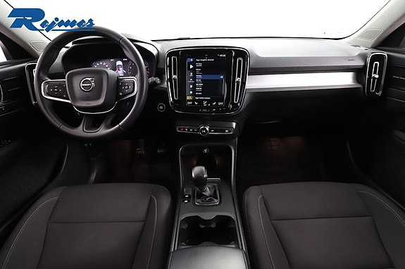 Volvo XC40 2 of 5