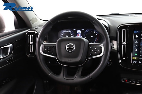 Volvo XC40 4 of 5
