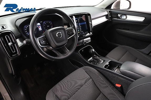 Volvo XC40 5 of 29