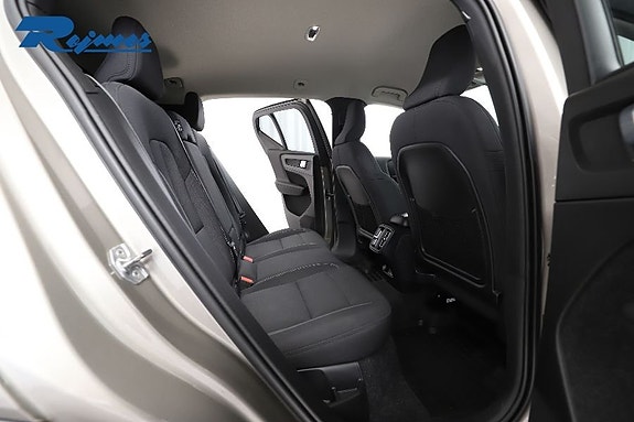 Volvo XC40 8 of 29