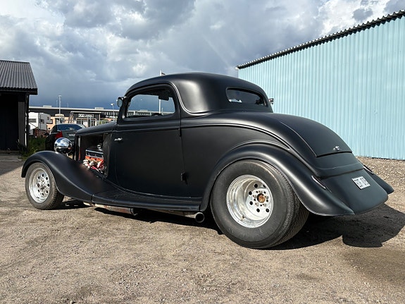 Ford Model Y 2 of 5