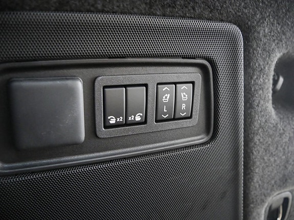 Cadillac Escalade 16 of 30