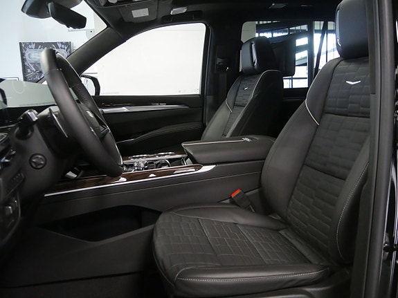Cadillac Escalade 9 of 30