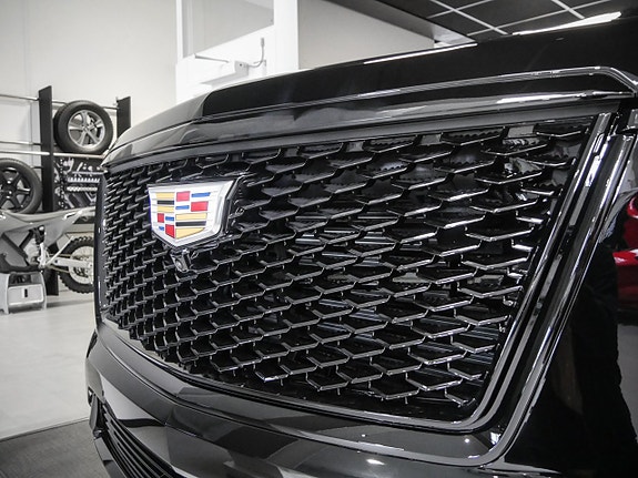 Cadillac Escalade 5 of 5