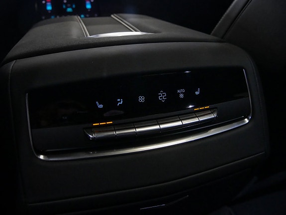 Cadillac Escalade 17 of 30