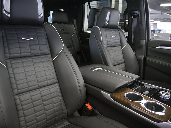 Cadillac Escalade 11 of 30