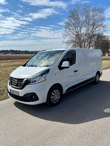 Nissan NV300 3 of 5