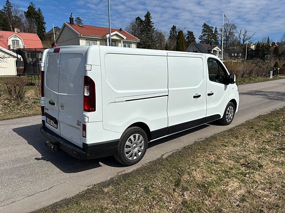 Nissan NV300 2 of 5