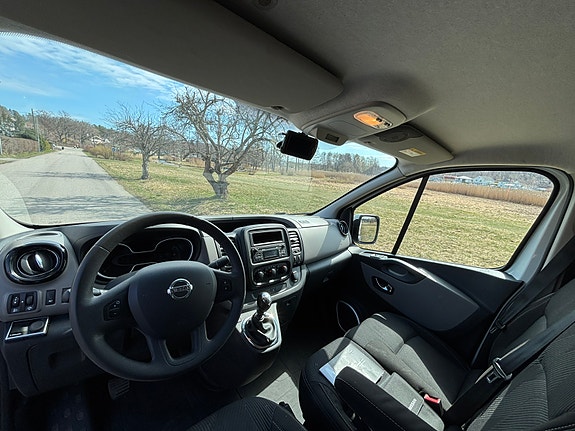 Nissan NV300 4 of 5