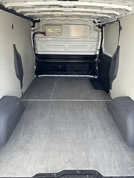 Nissan NV300 5 of 5